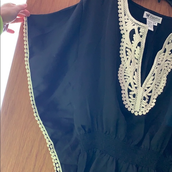 Adorable cape sleeved Top NWOT - Picture 2 of 4